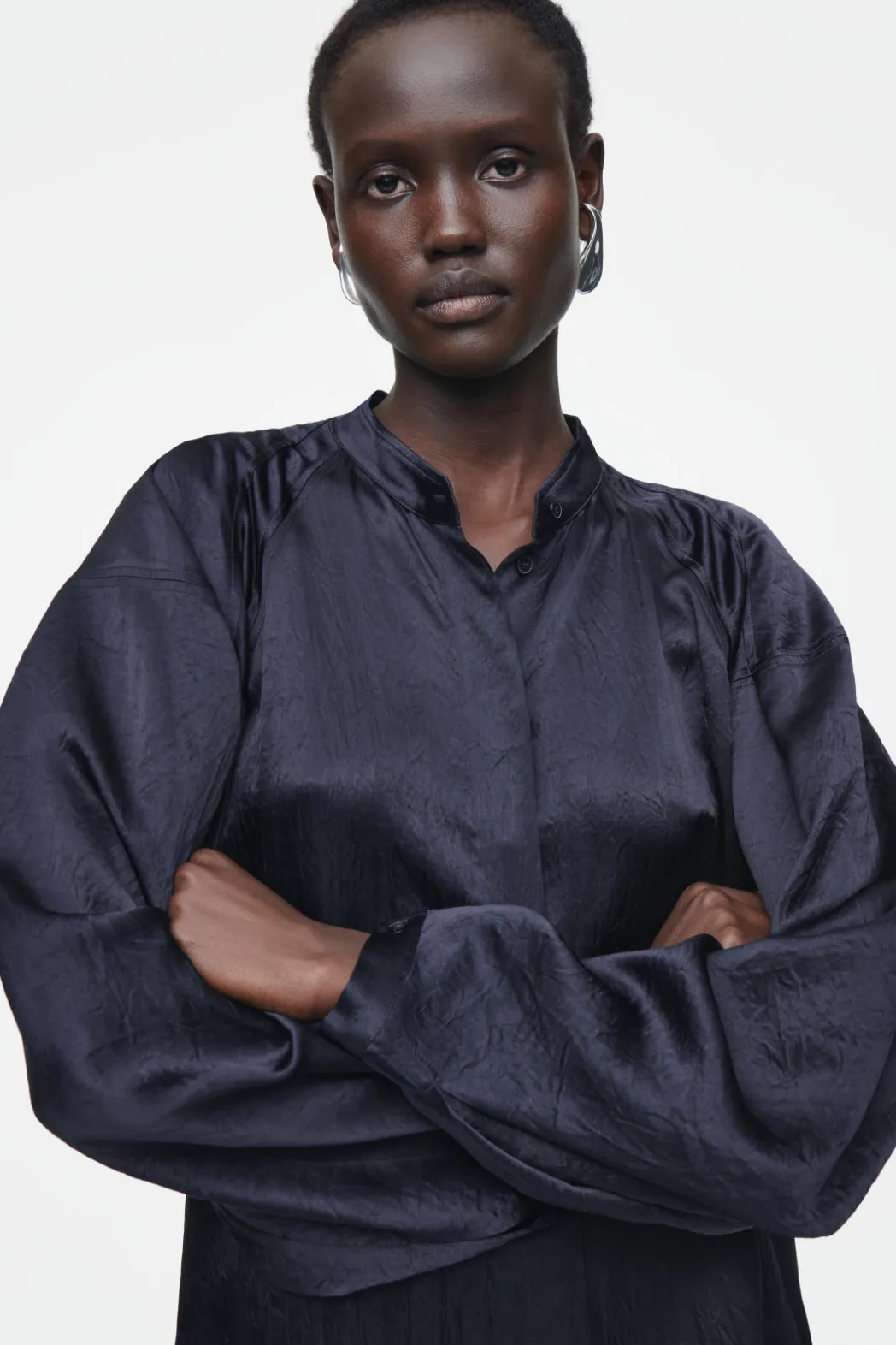 Outlet COS PLEATED-DETAIL SATIN MIDI DRESS NAVY