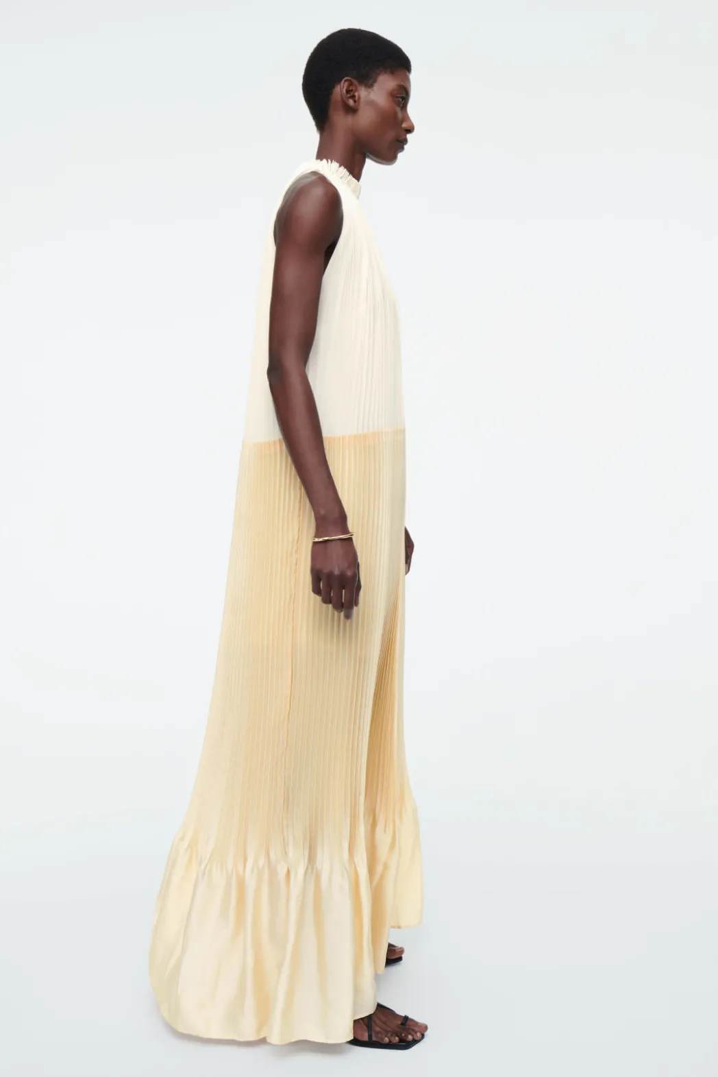 COS PLISSÉ HALTERNECK MAXI DRESS CHAMPAGNE / YELLOW