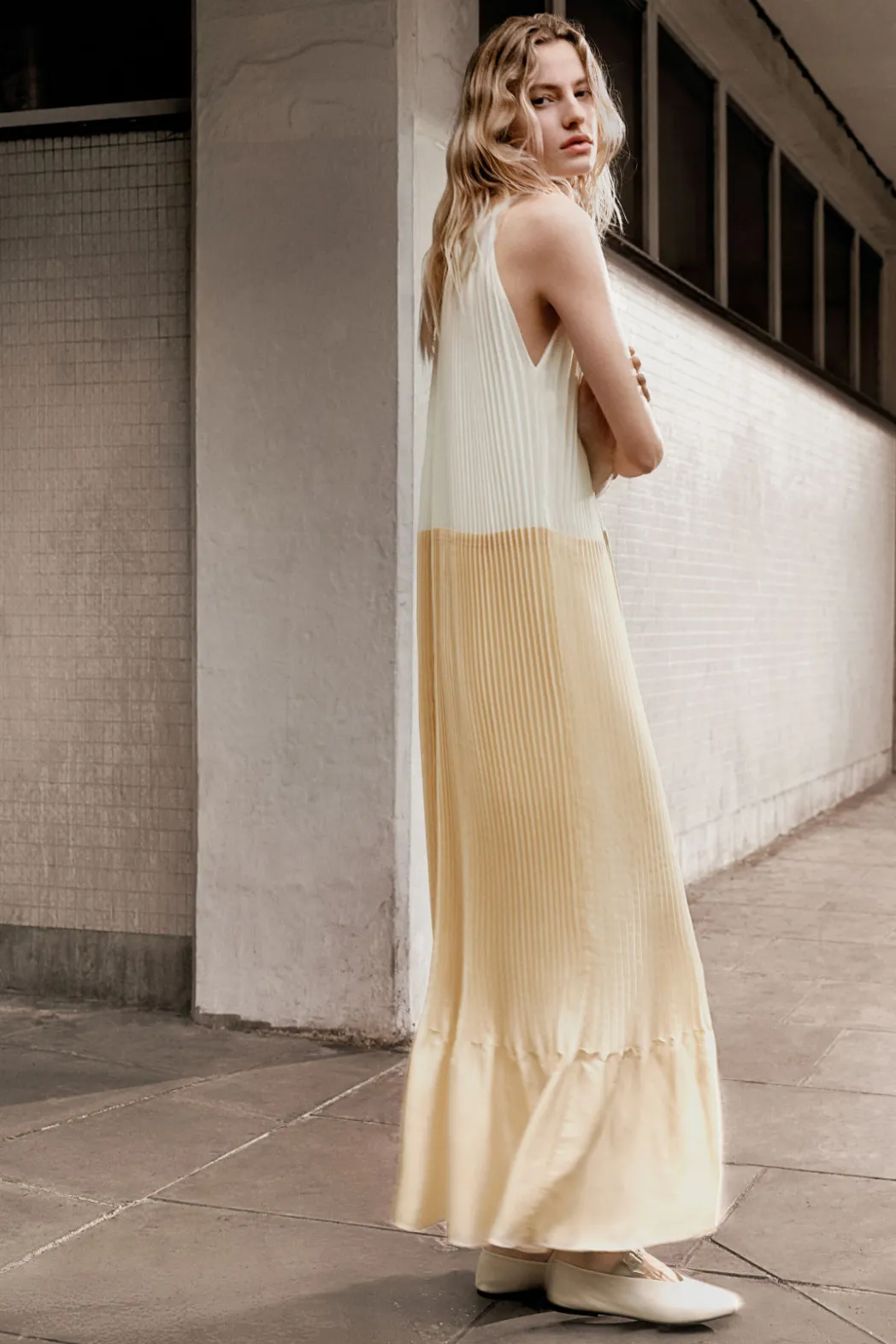 COS PLISSÉ HALTERNECK MAXI DRESS CHAMPAGNE / YELLOW