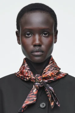 Outlet COS PRINTED SILK SCARF MULTICOLORED