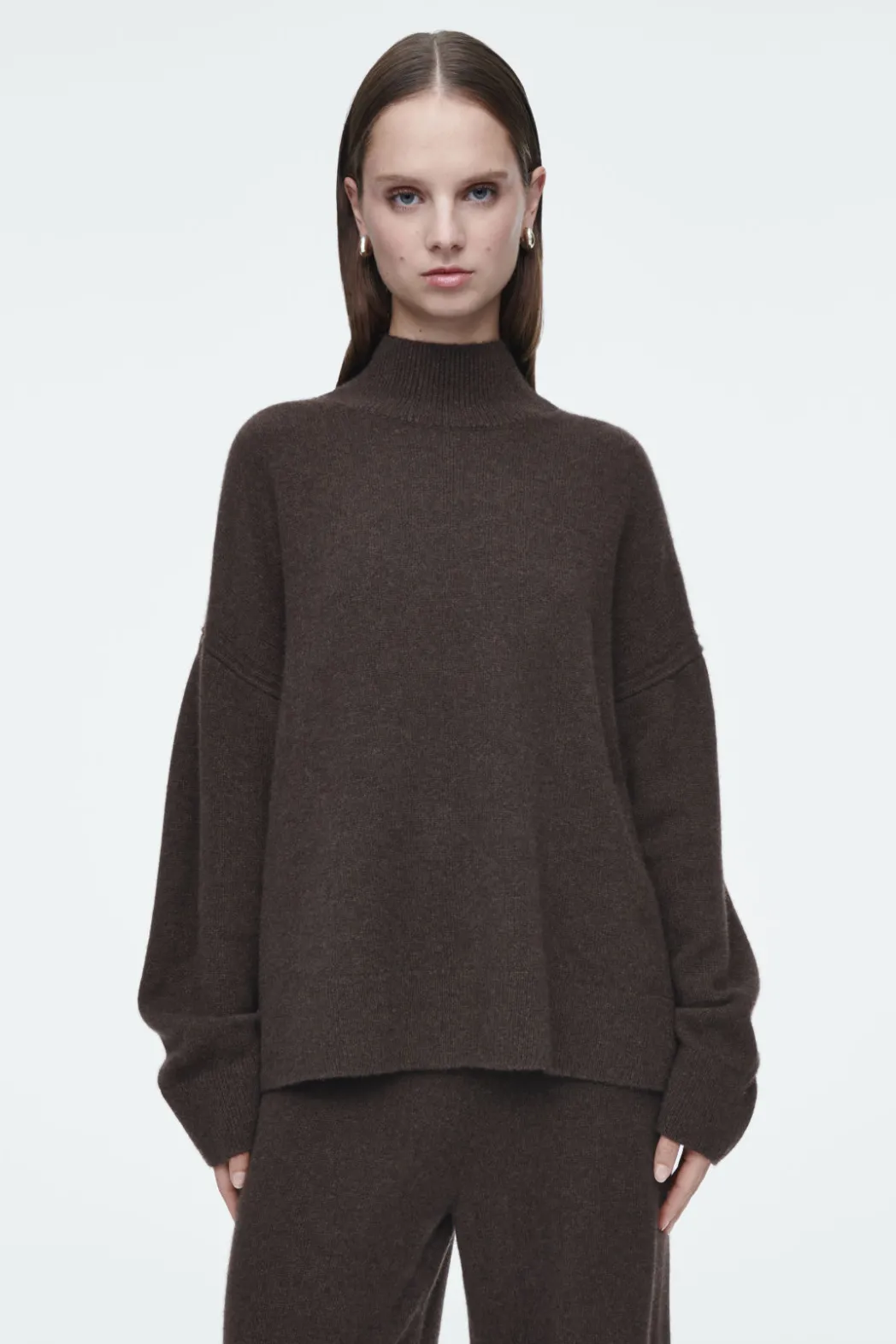Outlet COS PURE CASHMERE TURTLENECK SWEATER DARK BROWN