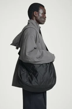 COS QUILTED CROSSBODY MESSENGER - NYLON BLACK