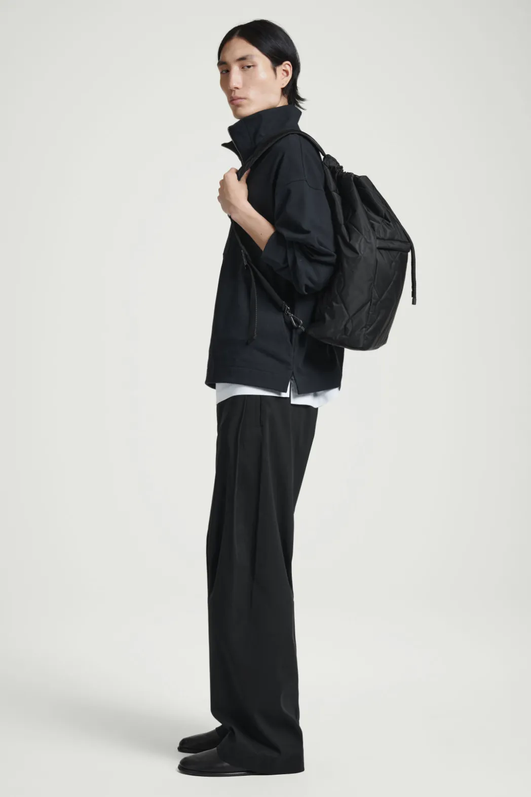 Sale COS QUILTED DRAWSTRING SLING DUFFLE BAG - NYLON BLACK