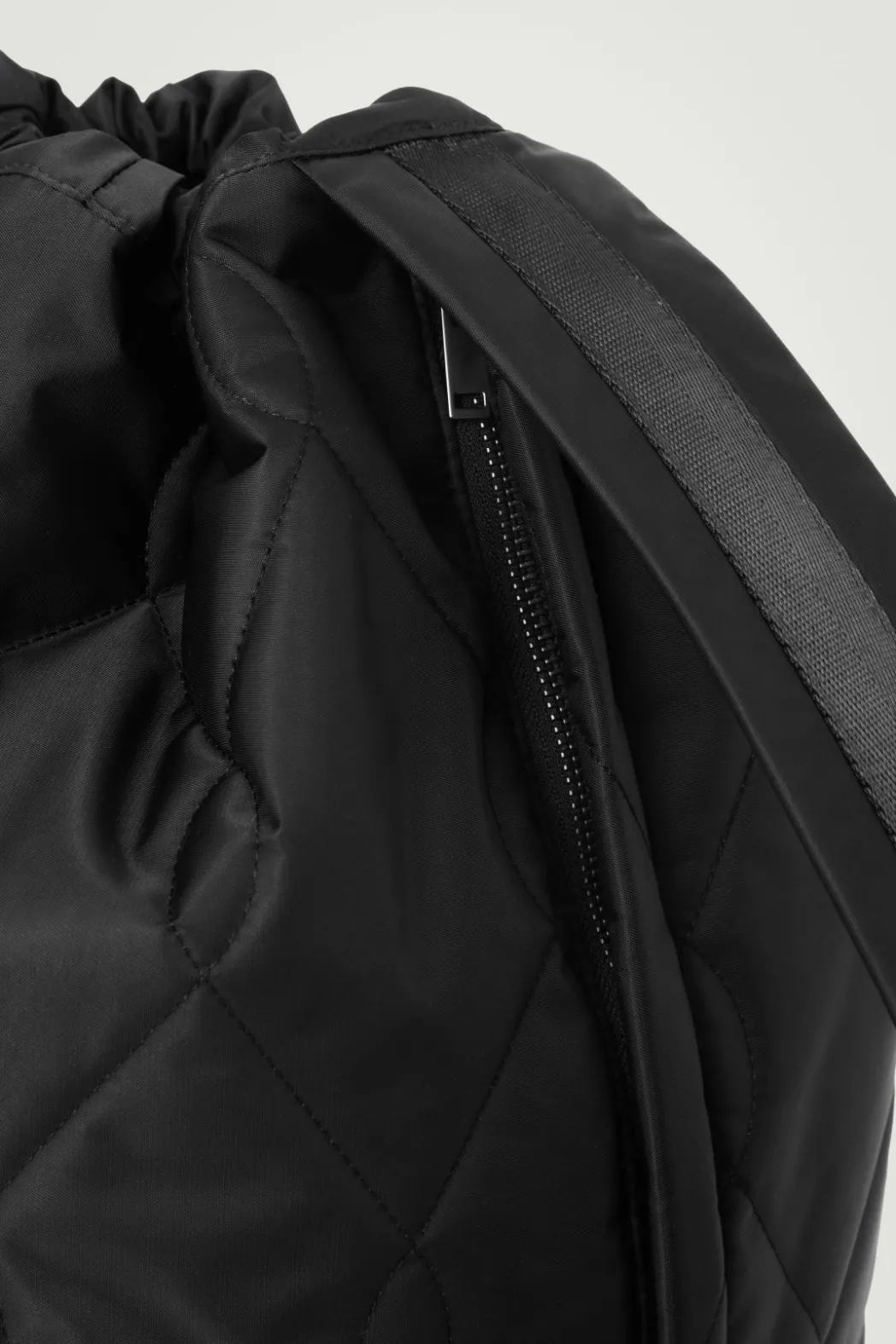 Sale COS QUILTED DRAWSTRING SLING DUFFLE BAG - NYLON BLACK