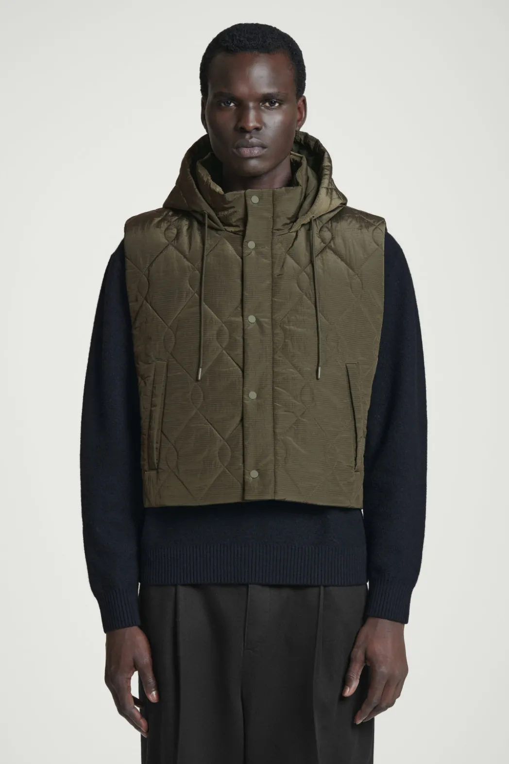 Best COS QUILTED HOODED HYBRID VEST DARK GREEN