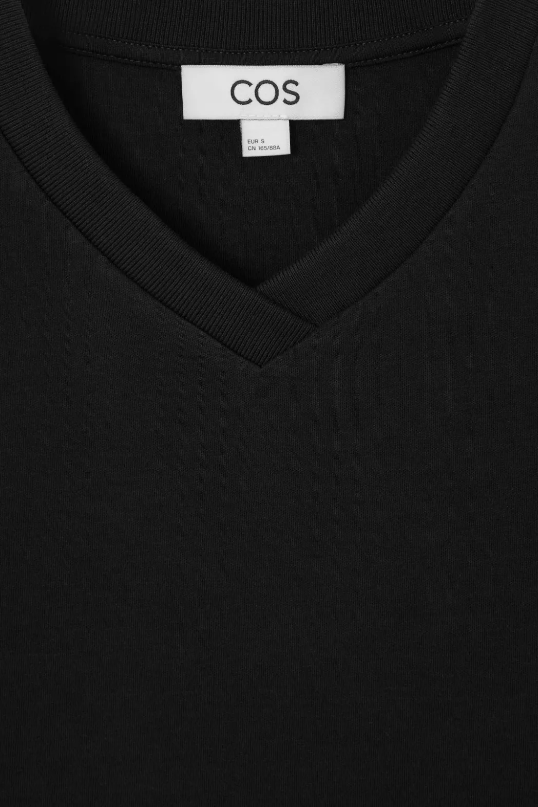 Sale COS REGULAR BOXY V-NECK T-SHIRT BLACK