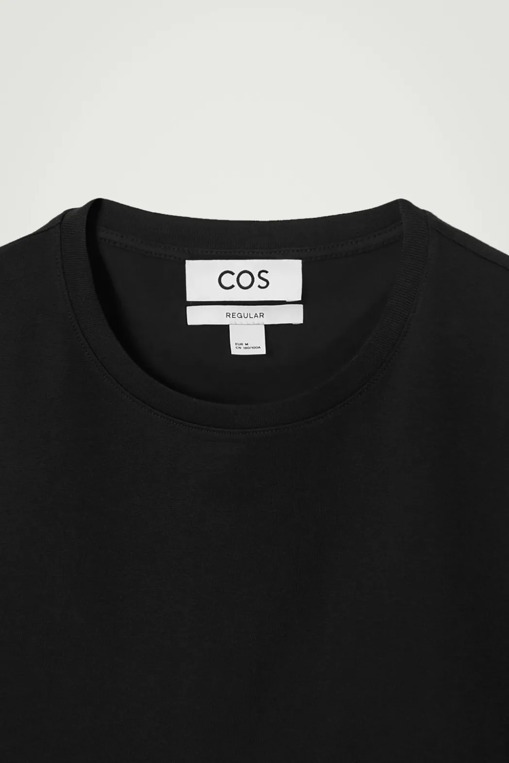 Outlet COS REGULAR COTTON T-SHIRT black