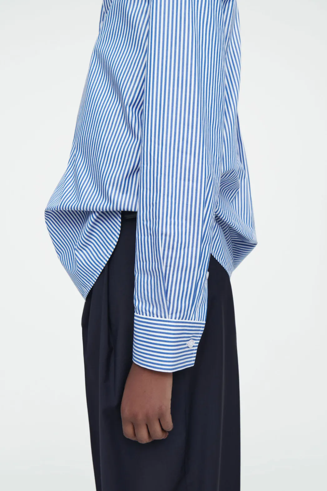 COS REGULAR CURVED-HEM SHIRT BLUE / STRIPED