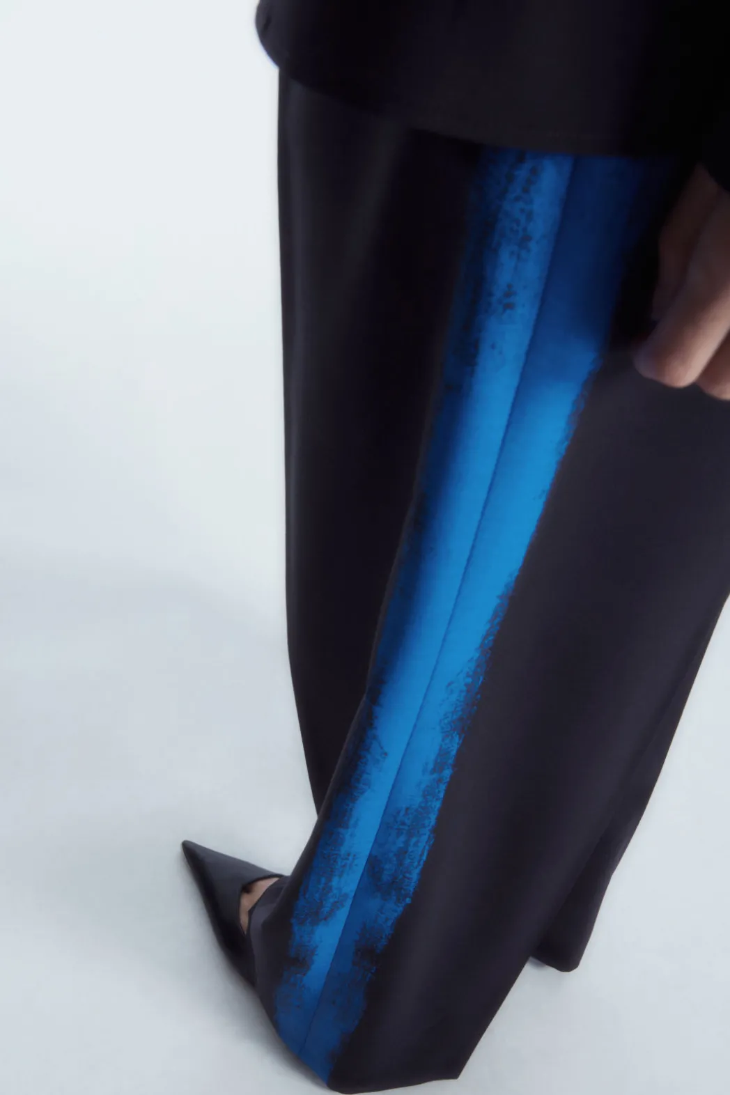 Best COS REGULAR PAINTED STRAIGHT-LEG WOOL PANTS NAVY / BRIGHT BLUE