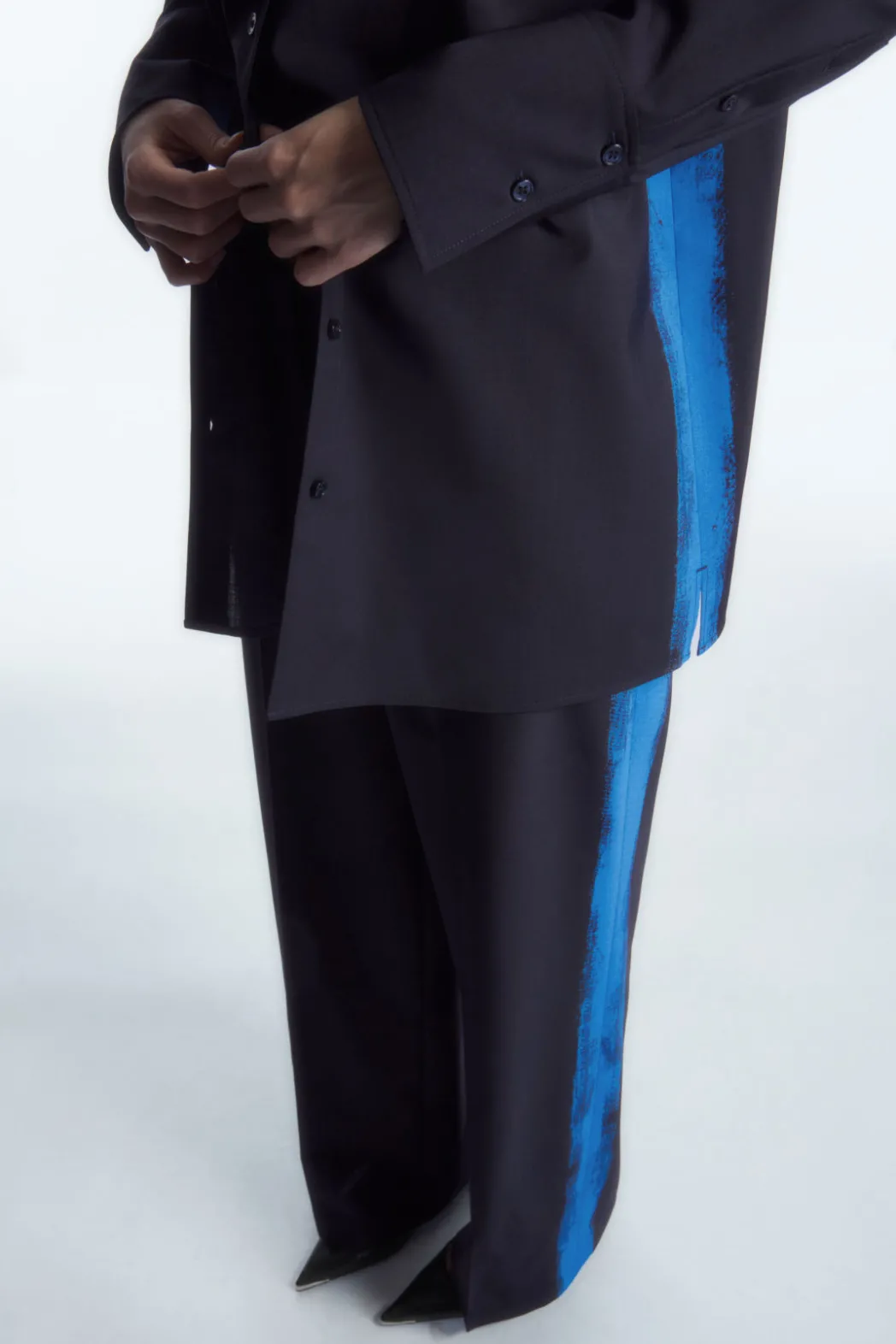 Best COS REGULAR PAINTED STRAIGHT-LEG WOOL PANTS NAVY / BRIGHT BLUE