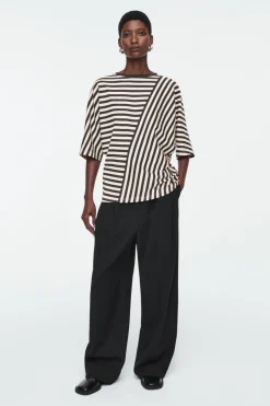 COS REGULAR PANELED STRIPED T-SHIRT BLACK / STRIPED