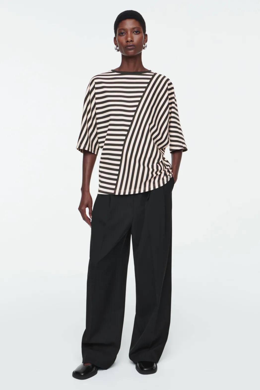 COS REGULAR PANELED STRIPED T-SHIRT BLACK / STRIPED