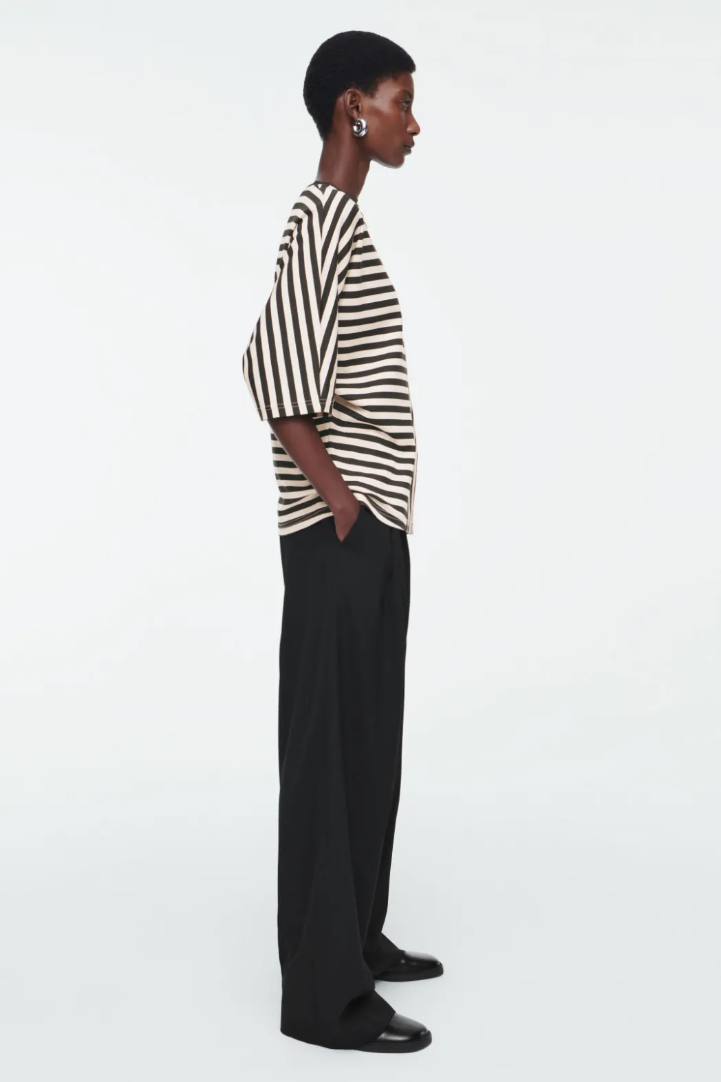 COS REGULAR PANELED STRIPED T-SHIRT BLACK / STRIPED