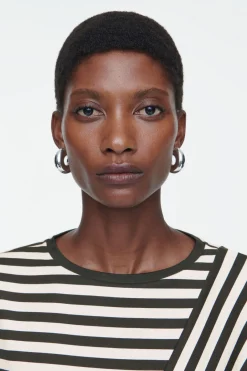 COS REGULAR PANELED STRIPED T-SHIRT BLACK / STRIPED
