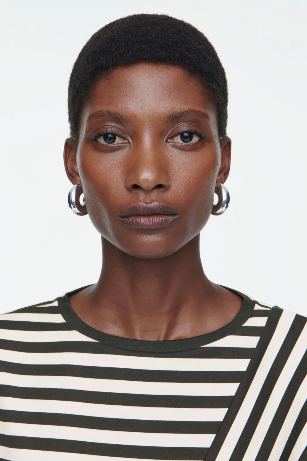 COS REGULAR PANELED STRIPED T-SHIRT BLACK / STRIPED