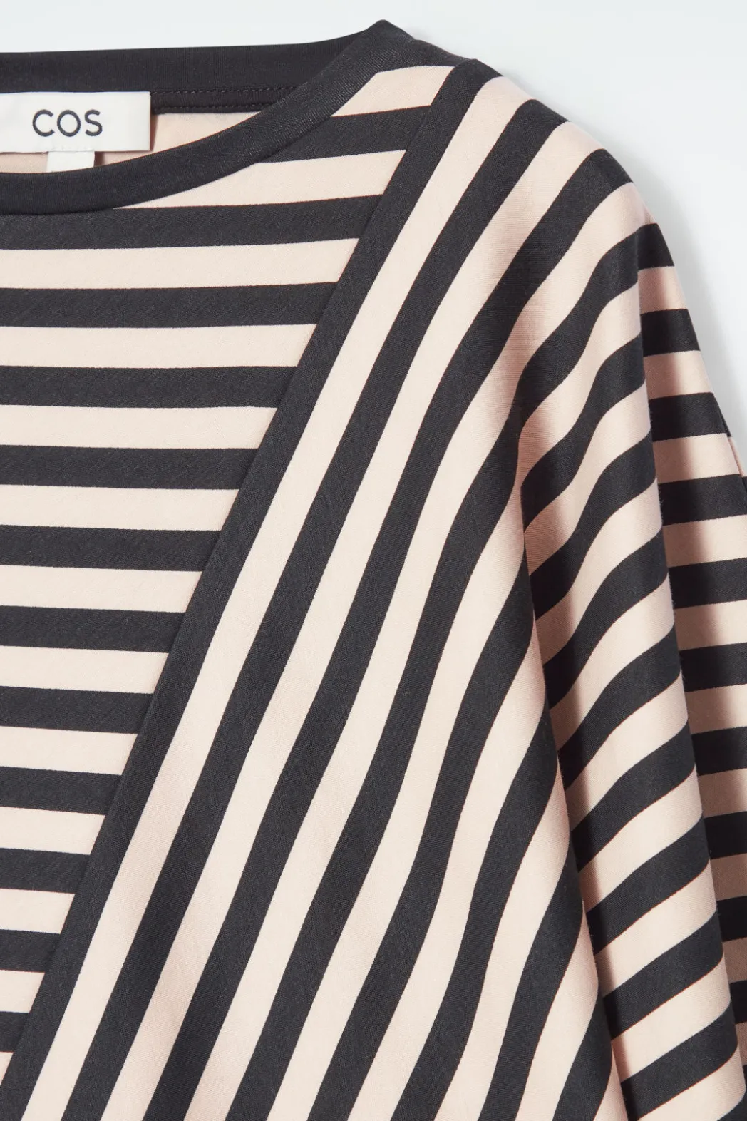 COS REGULAR PANELED STRIPED T-SHIRT BLACK / STRIPED