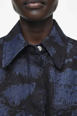 New COS REGULAR PRINTED DENIM SHIRT DARK BLUE