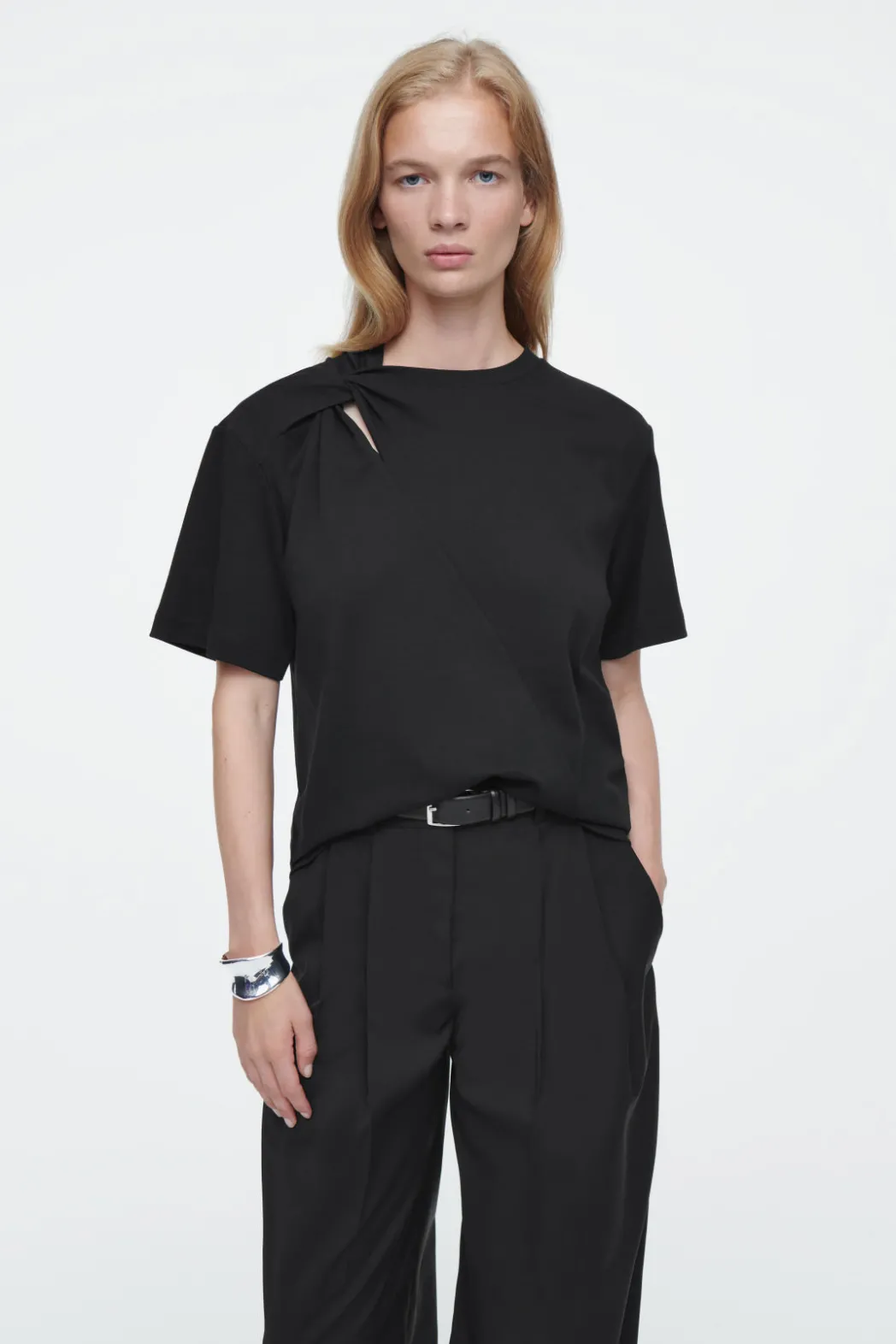 Discount COS REGULAR TWIST-NECK T-SHIRT BLACK