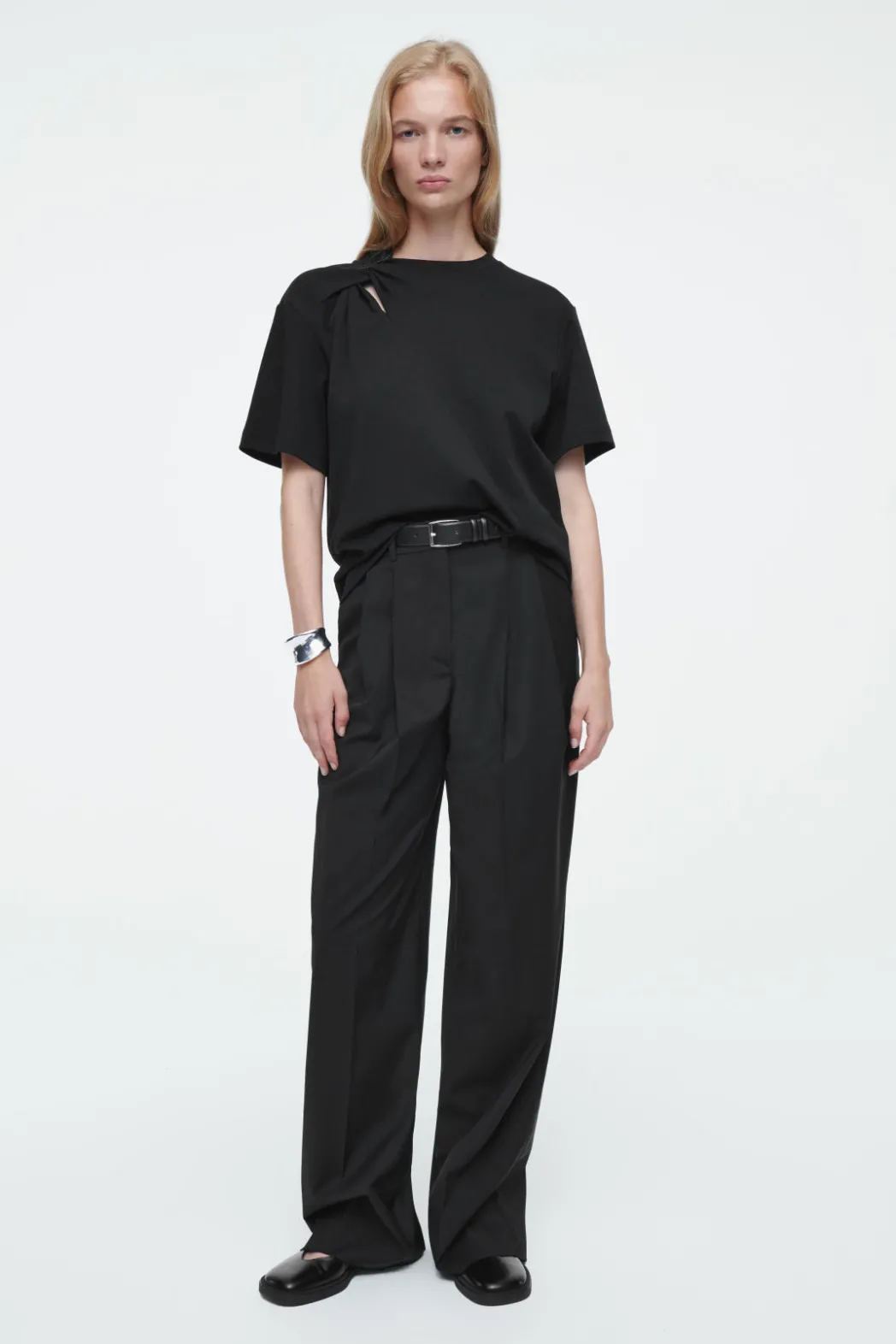 Discount COS REGULAR TWIST-NECK T-SHIRT BLACK