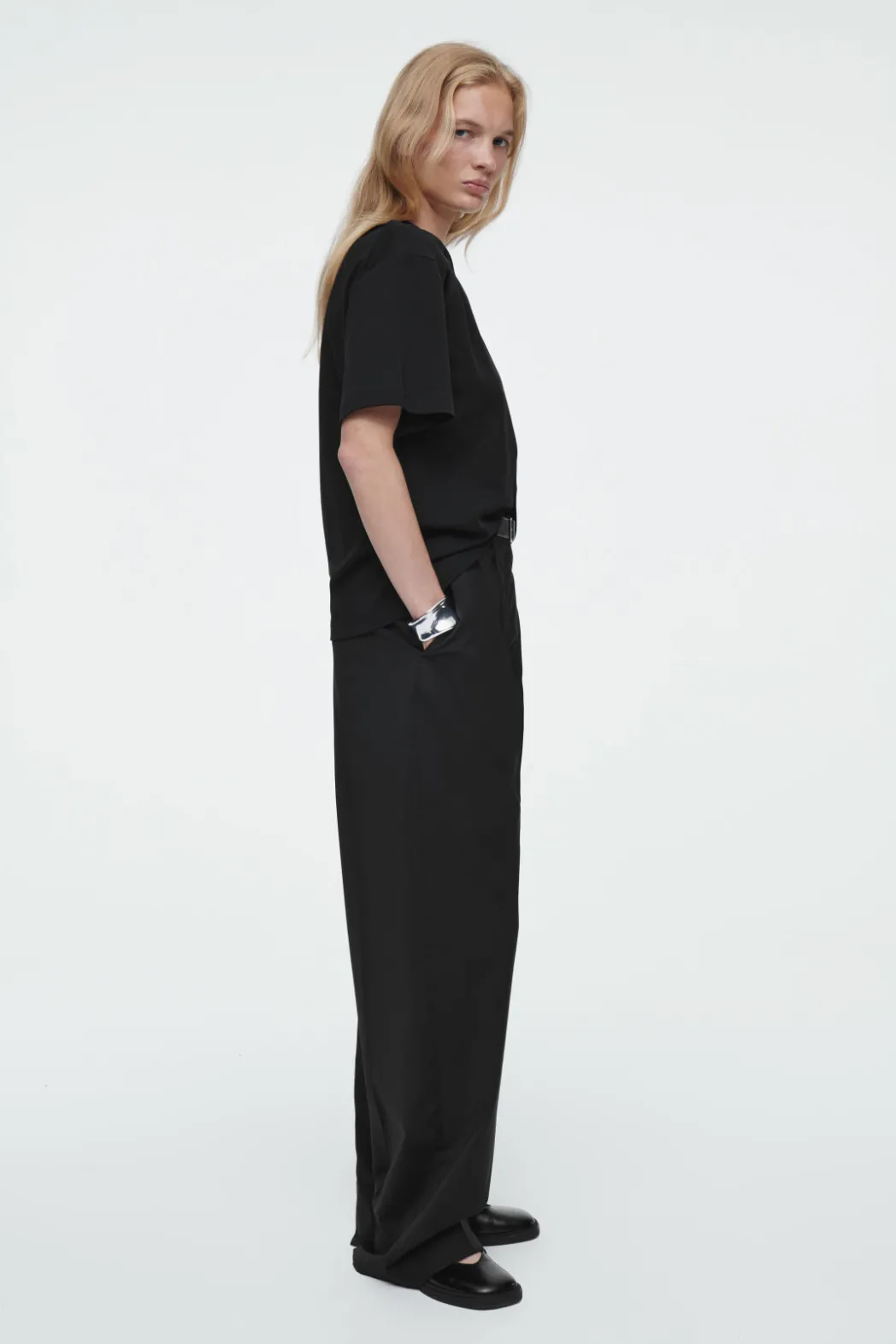 Discount COS REGULAR TWIST-NECK T-SHIRT BLACK