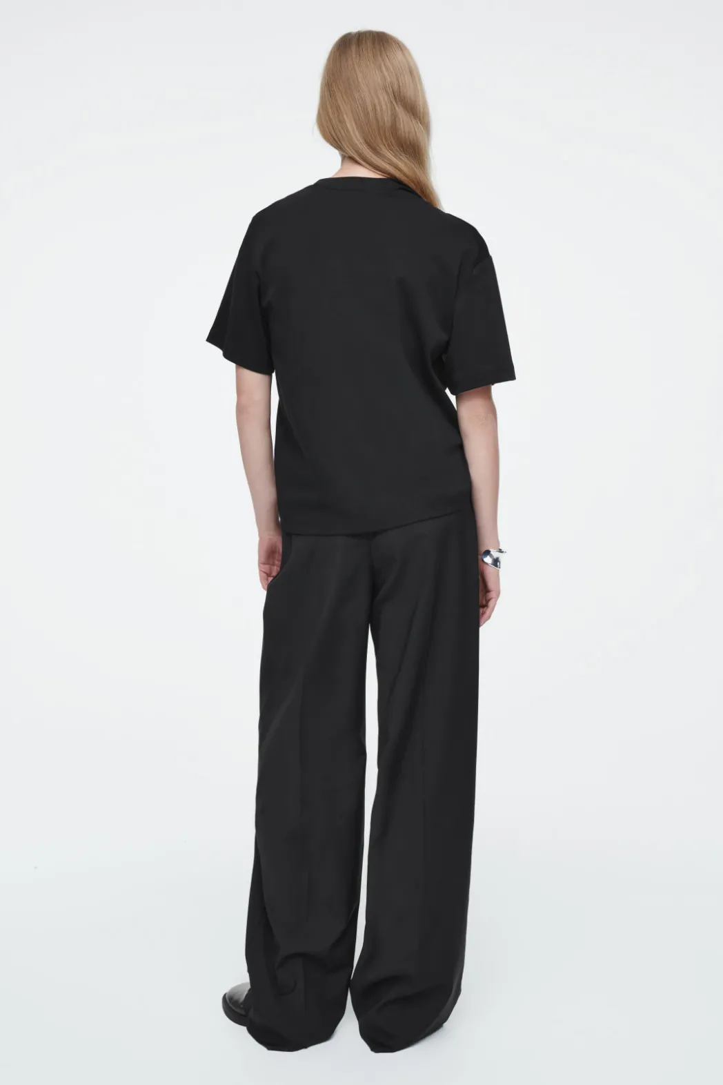 Discount COS REGULAR TWIST-NECK T-SHIRT BLACK