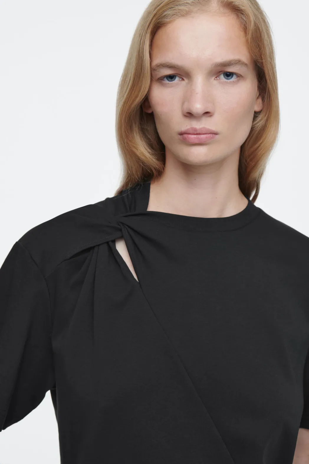 Discount COS REGULAR TWIST-NECK T-SHIRT BLACK