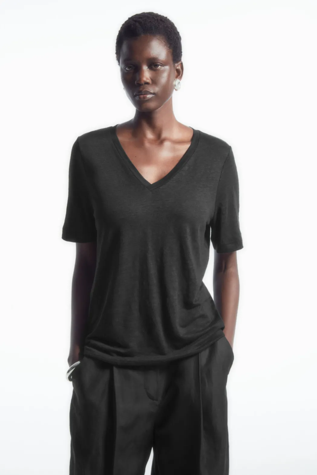 Clearance COS REGULAR V-NECK LINEN T-SHIRT BLACK