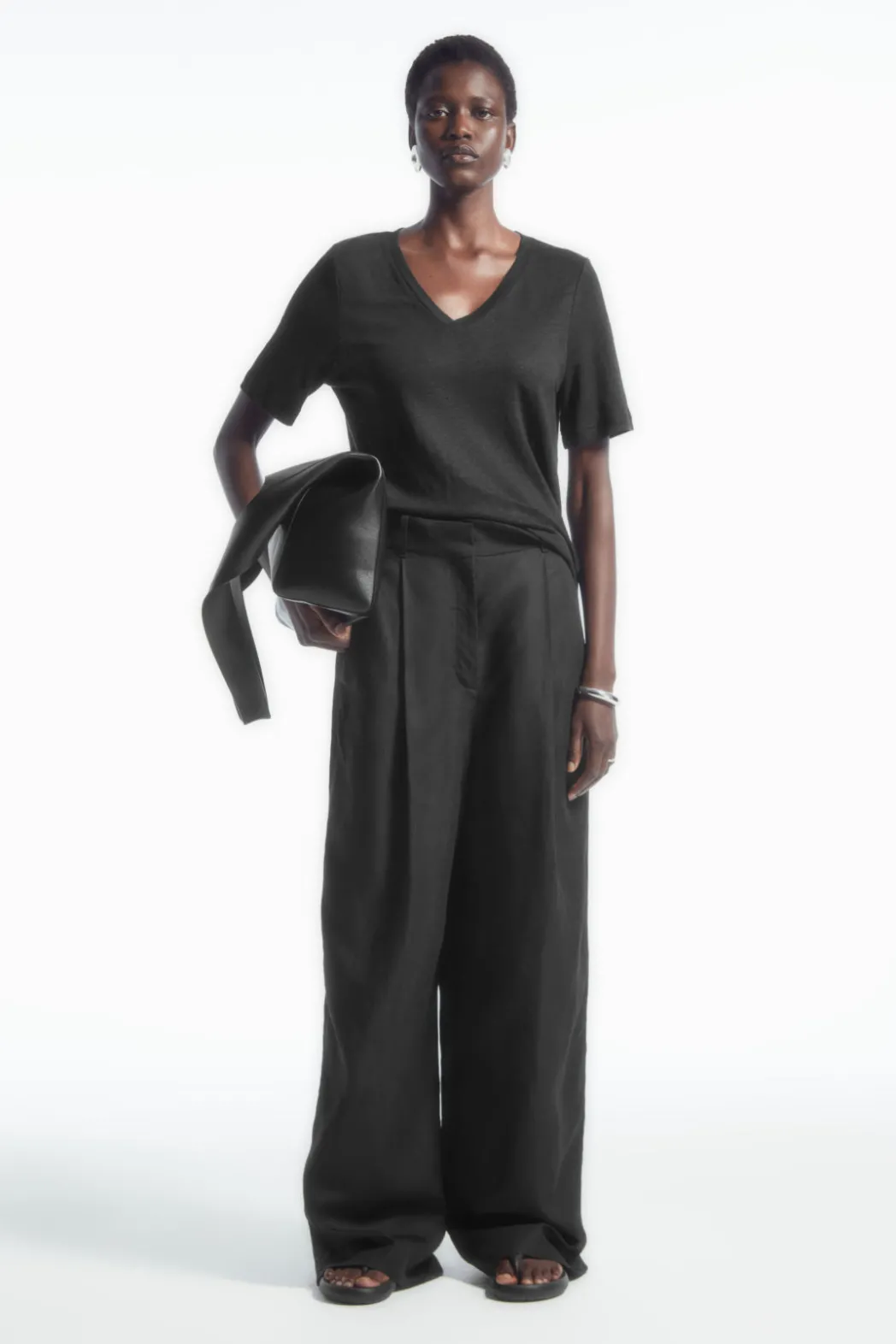 Clearance COS REGULAR V-NECK LINEN T-SHIRT BLACK