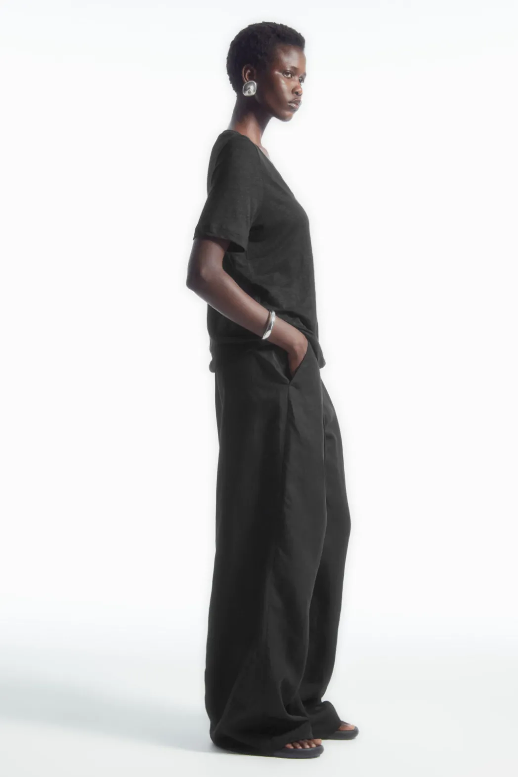 Clearance COS REGULAR V-NECK LINEN T-SHIRT BLACK