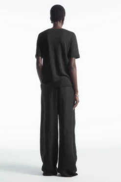 Clearance COS REGULAR V-NECK LINEN T-SHIRT BLACK