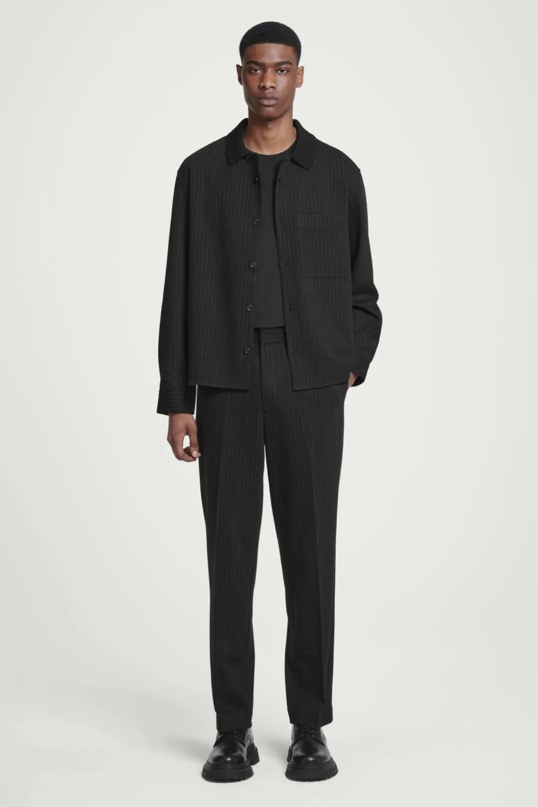 COS RELAXED ELASTICATED PINSTRIPED TROUSERS BLACK / PINSTRIPED