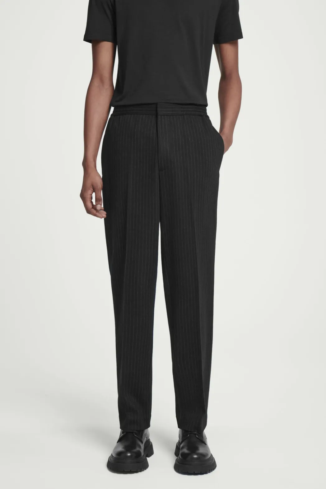 COS RELAXED ELASTICATED PINSTRIPED TROUSERS BLACK / PINSTRIPED