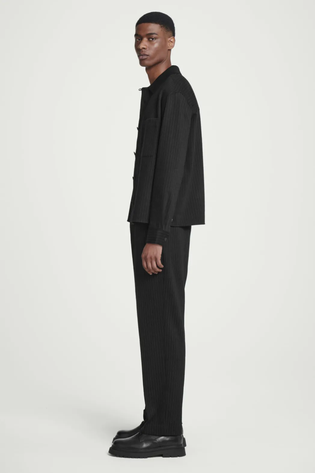 COS RELAXED ELASTICATED PINSTRIPED TROUSERS BLACK / PINSTRIPED