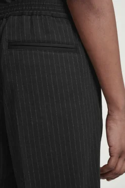 COS RELAXED ELASTICATED PINSTRIPED TROUSERS BLACK / PINSTRIPED