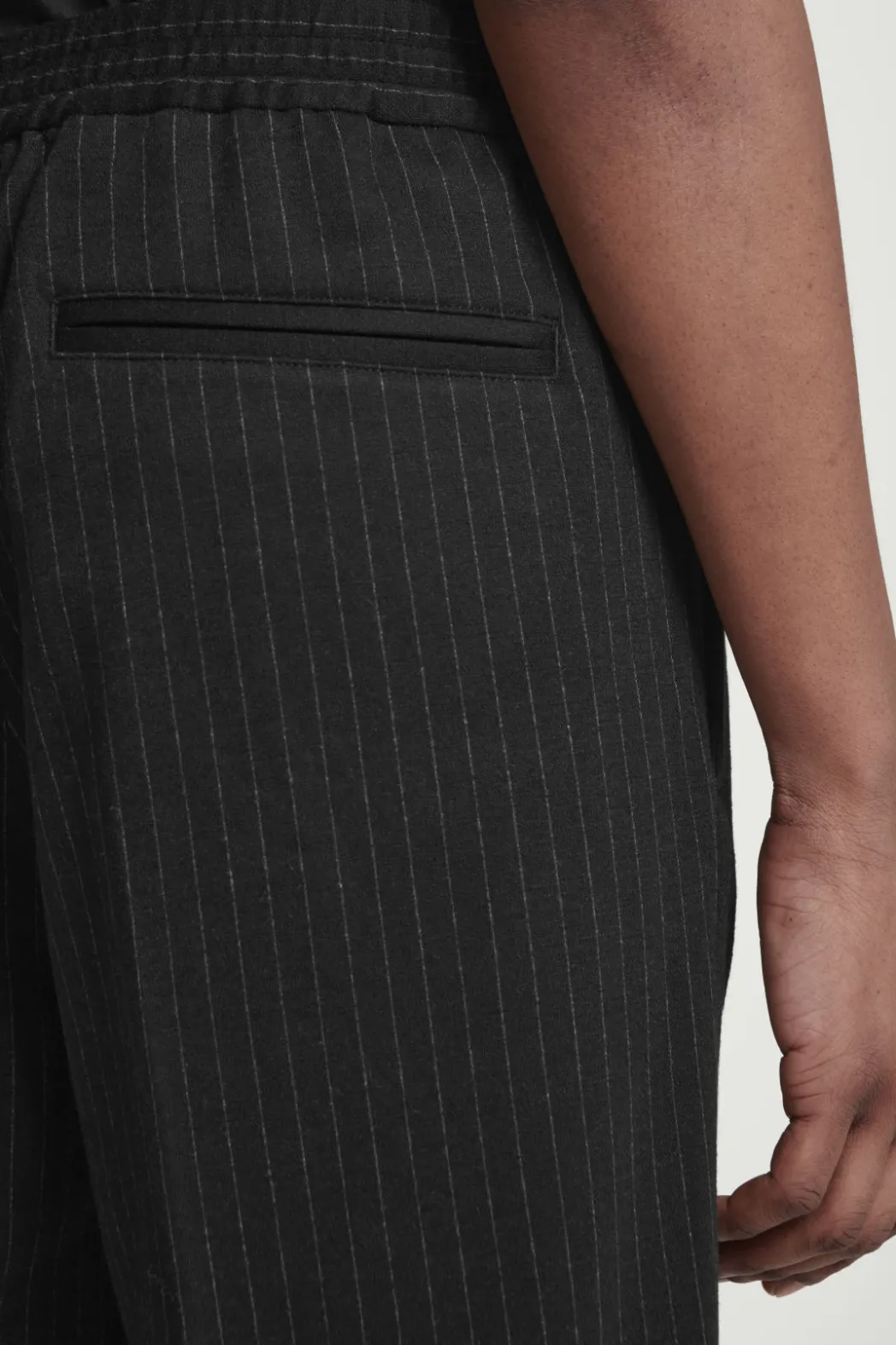 COS RELAXED ELASTICATED PINSTRIPED TROUSERS BLACK / PINSTRIPED