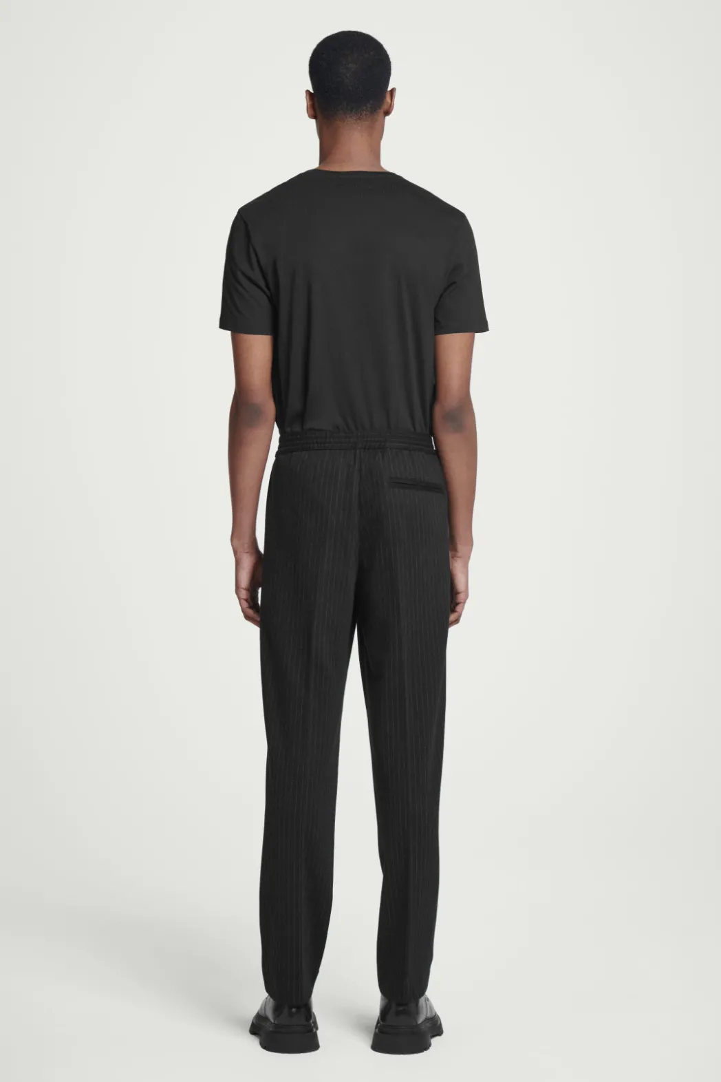 COS RELAXED ELASTICATED PINSTRIPED TROUSERS BLACK / PINSTRIPED