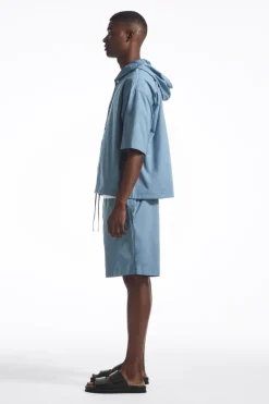 Outlet COS RELAXED HOODED COTTON SHORT-SLEEVED SHIRT BLUE