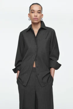 Outlet COS RELAXED PINSTRIPED WOOL SHIRT DARK GRAY / PINSTRIPED