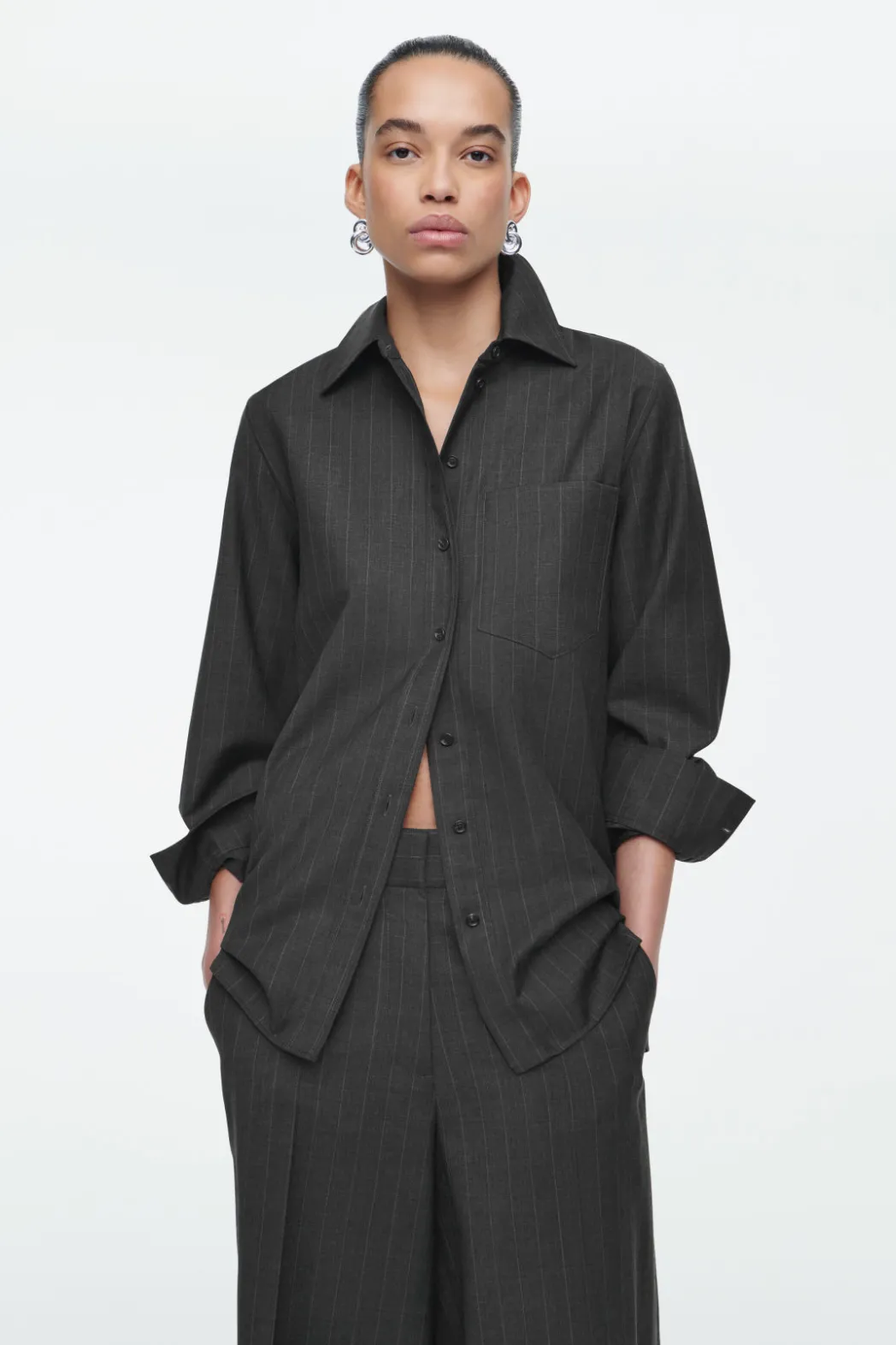 Outlet COS RELAXED PINSTRIPED WOOL SHIRT DARK GRAY / PINSTRIPED
