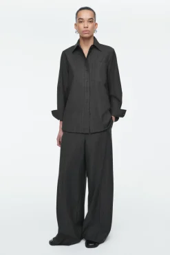 Outlet COS RELAXED PINSTRIPED WOOL SHIRT DARK GRAY / PINSTRIPED
