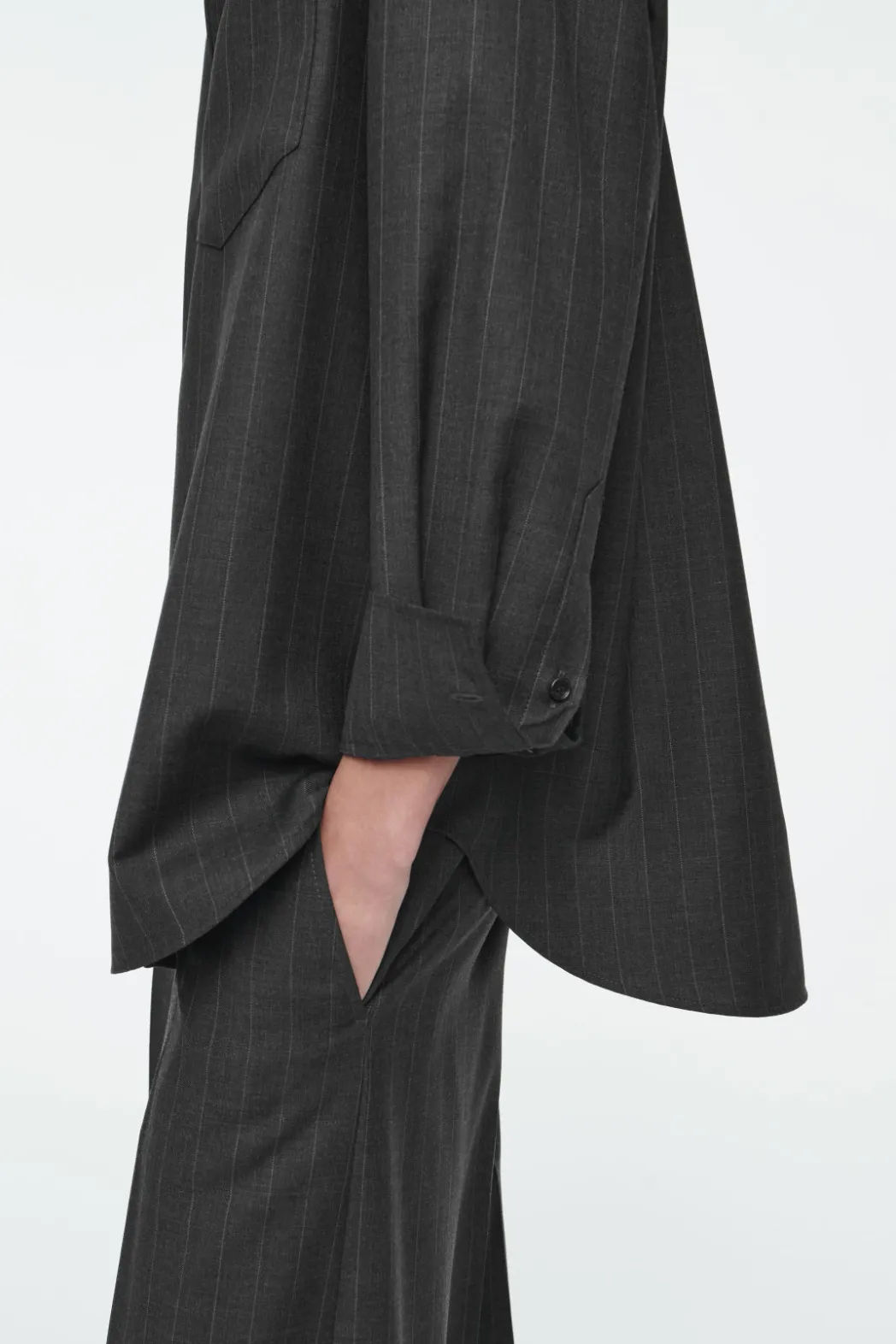 Outlet COS RELAXED PINSTRIPED WOOL SHIRT DARK GRAY / PINSTRIPED