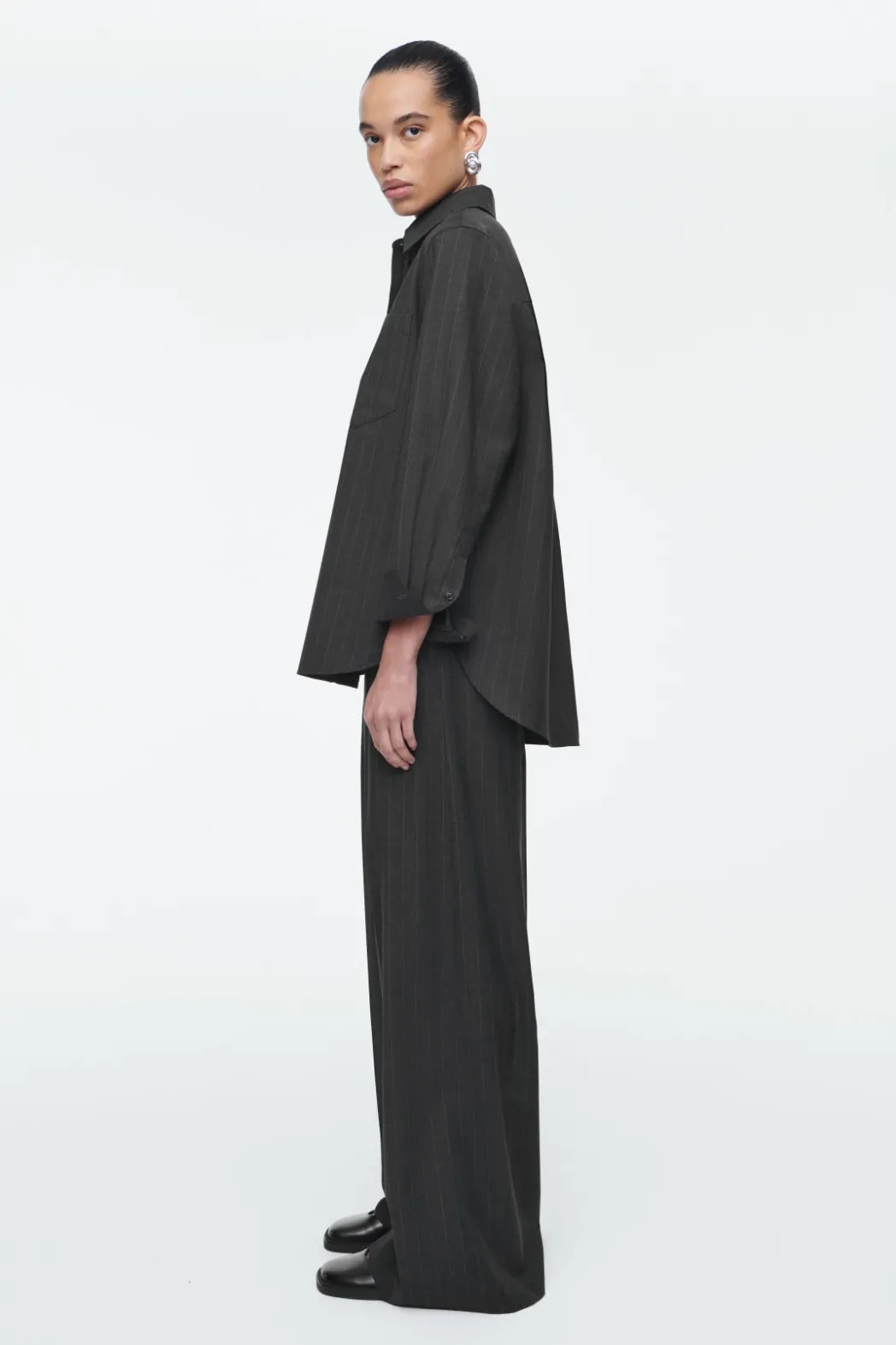 Outlet COS RELAXED PINSTRIPED WOOL SHIRT DARK GRAY / PINSTRIPED