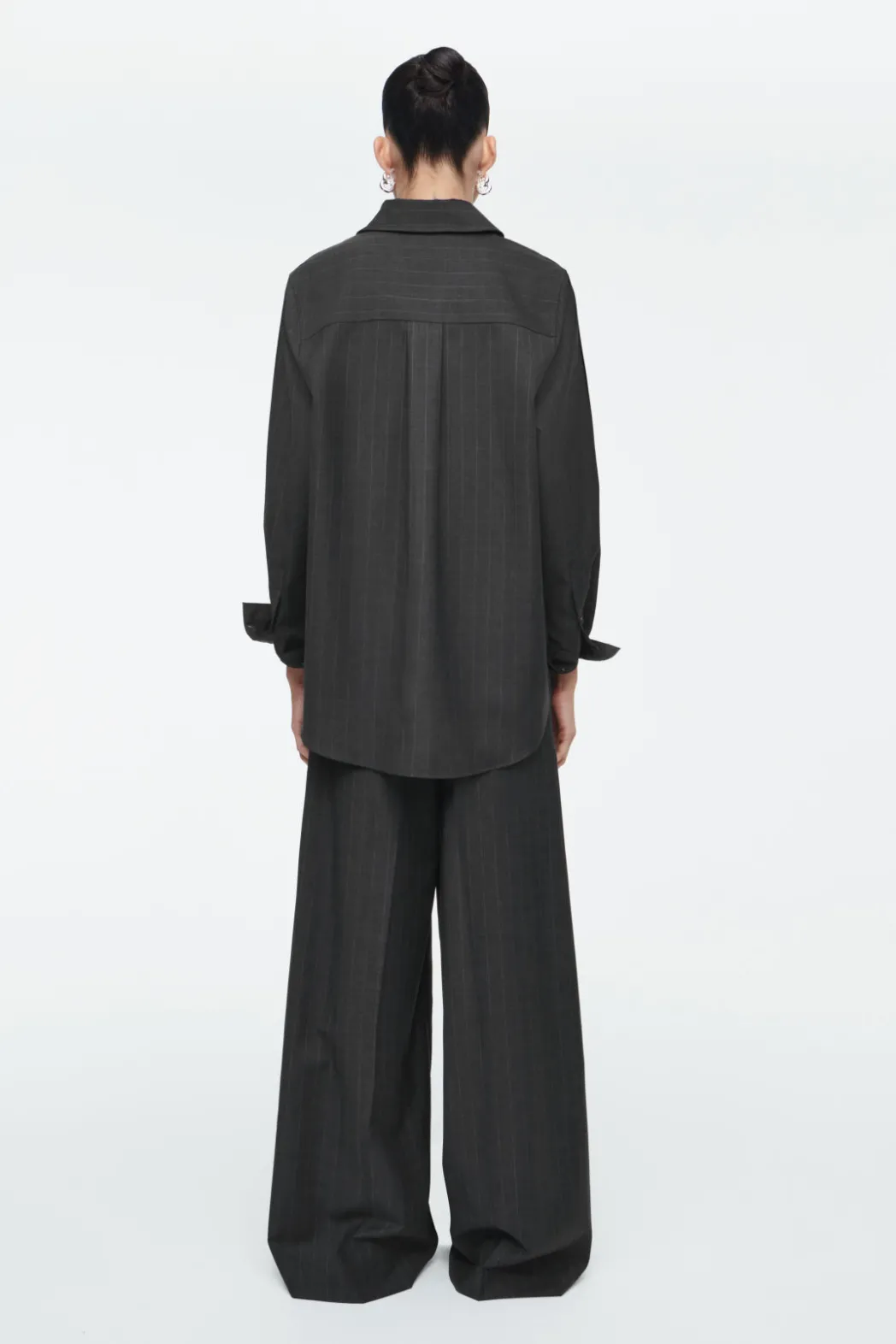 Outlet COS RELAXED PINSTRIPED WOOL SHIRT DARK GRAY / PINSTRIPED