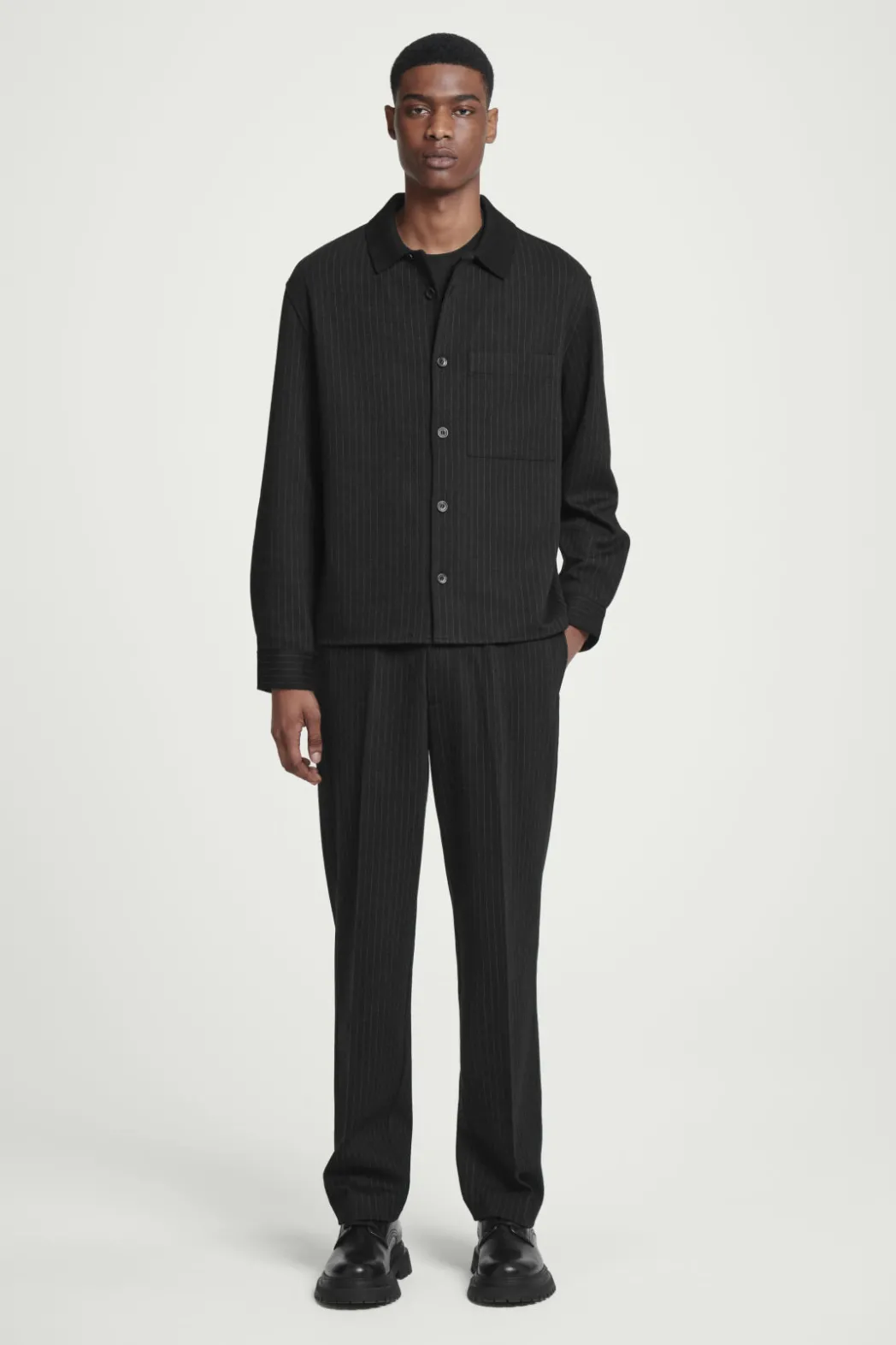 Outlet COS RELAXED PINSTRIPED WOOL-BLEND JERSEY SHIRT BLACK / PINSTRIPED