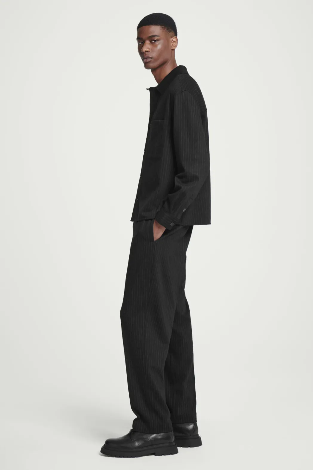 Outlet COS RELAXED PINSTRIPED WOOL-BLEND JERSEY SHIRT BLACK / PINSTRIPED