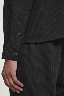 Outlet COS RELAXED PINSTRIPED WOOL-BLEND JERSEY SHIRT BLACK / PINSTRIPED