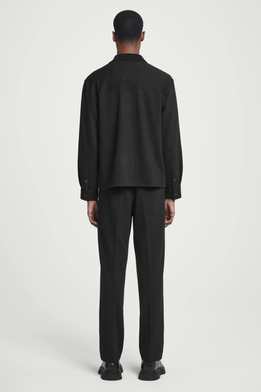 Outlet COS RELAXED PINSTRIPED WOOL-BLEND JERSEY SHIRT BLACK / PINSTRIPED