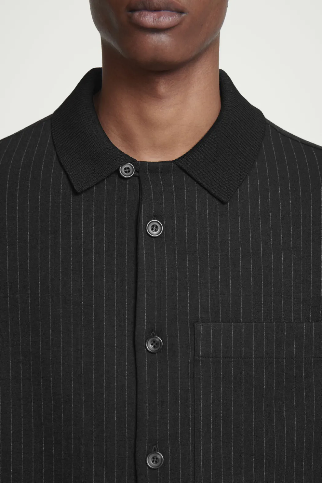 Outlet COS RELAXED PINSTRIPED WOOL-BLEND JERSEY SHIRT BLACK / PINSTRIPED
