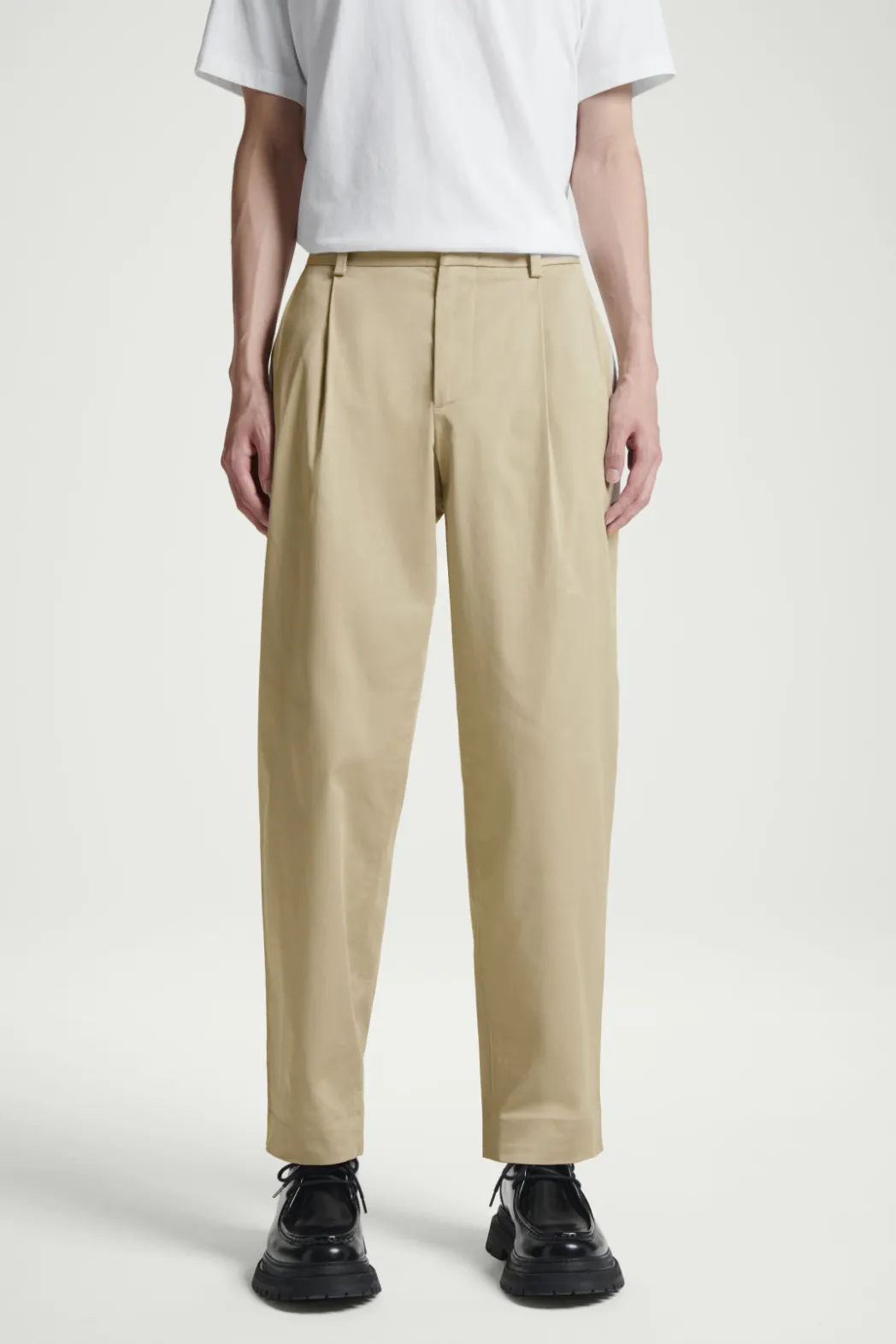 Best COS RELAXED PLEATED COTTON TAPERED PANTS BEIGE