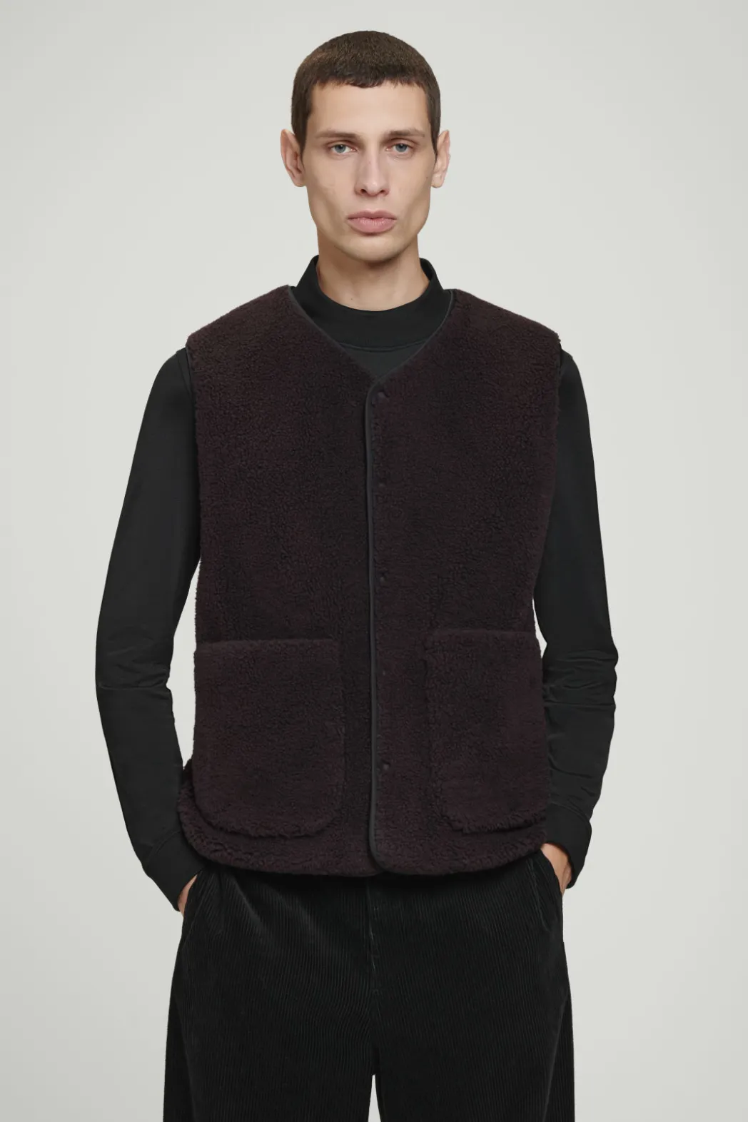 Sale COS REVERSIBLE FAUX SHEARLING GILET BLACK / BROWN